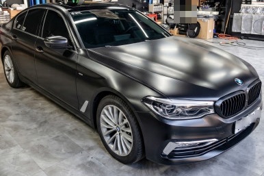 작업장 안의 사틴 블랙 BMW 5시리즈