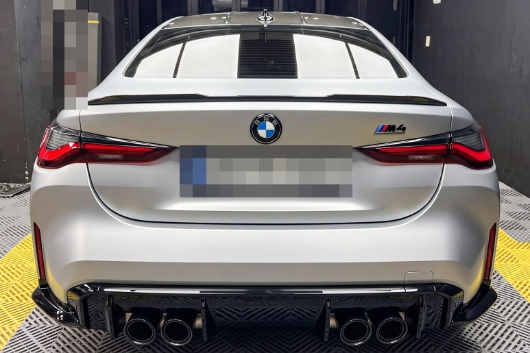 사틴 실버로 전체 랩핑한 BMW M4의 뒷모습