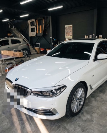 시공 전: 흰색 BMW 5시리즈 앞모습