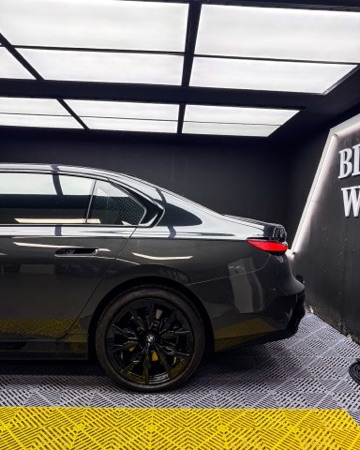 시공 전: 매장에 입고된 유광 다크 그레이 BMW i7 M70 옆모습